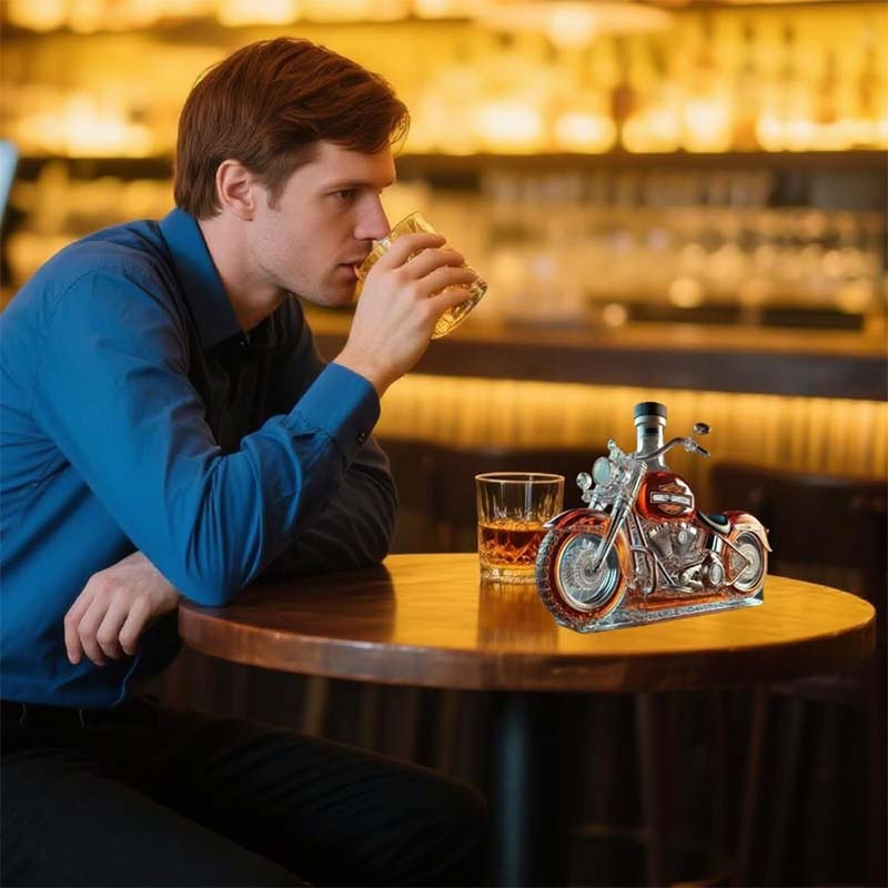 MotoFlaska™ – Rå design möter klassisk whiskytradition.